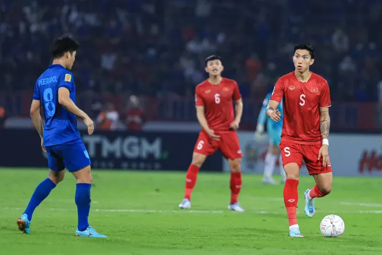 Kỹ Thuật Đá Thòng Trung Vệ Giúp Hàng Phòng Ngự Trở Nên Thép